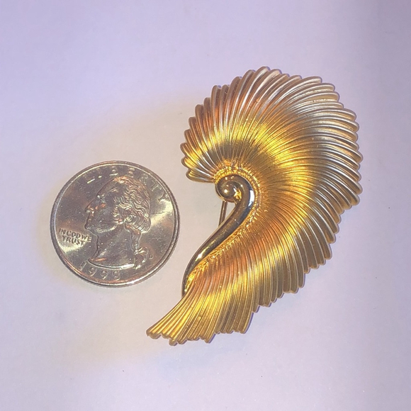 Crystaline Brand Elegant Gold Toned Retro Boho Shell Brooch - Picture 3 of 5